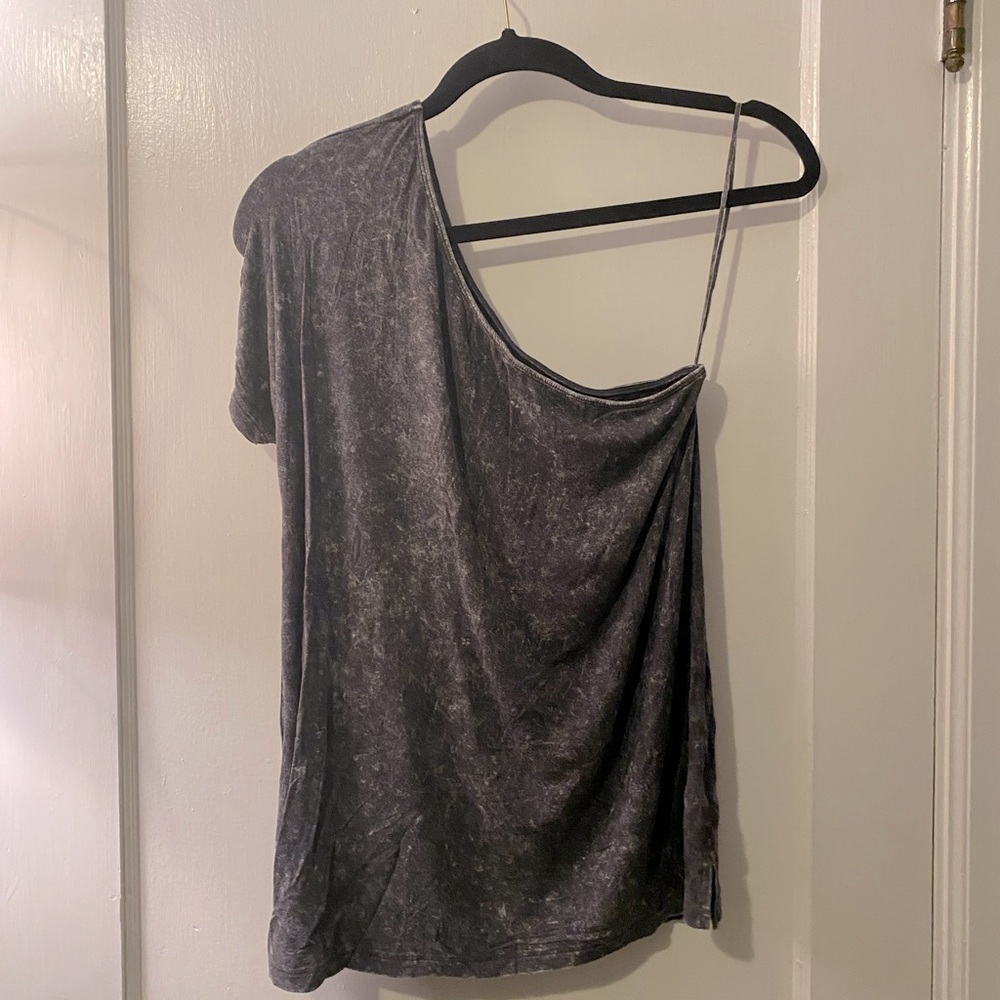 Single shoulder top
